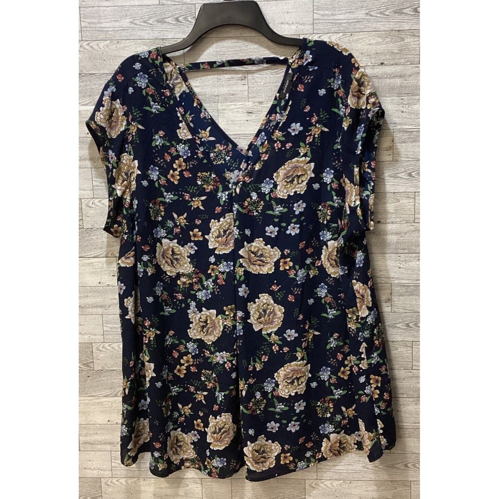 HALOGEN? Women's (Size 21'x30") Sleeveless Floral V-Neck Lightweight Shirt